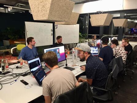 Konzentriertes Starren auf Laptops Konzentriertes Starren auf Laptops