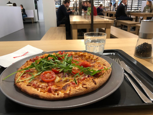 A delicious pizza in the OTTO canteen 'Elbe' – which feeds only one lone, hungry developer A delicious pizza in the OTTO canteen 'Elbe' – which feeds only one lone, hungry developer