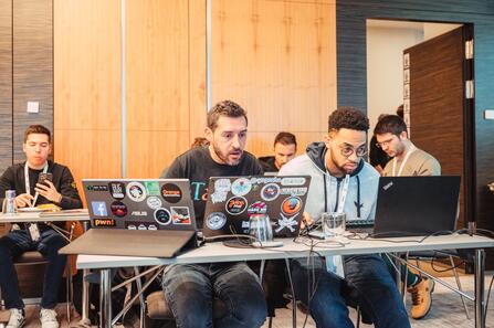 Teilnehmende des Live Bug Bounty Huntings mittendrin Teilnehmende des Live Bug Bounty Huntings mittendrin